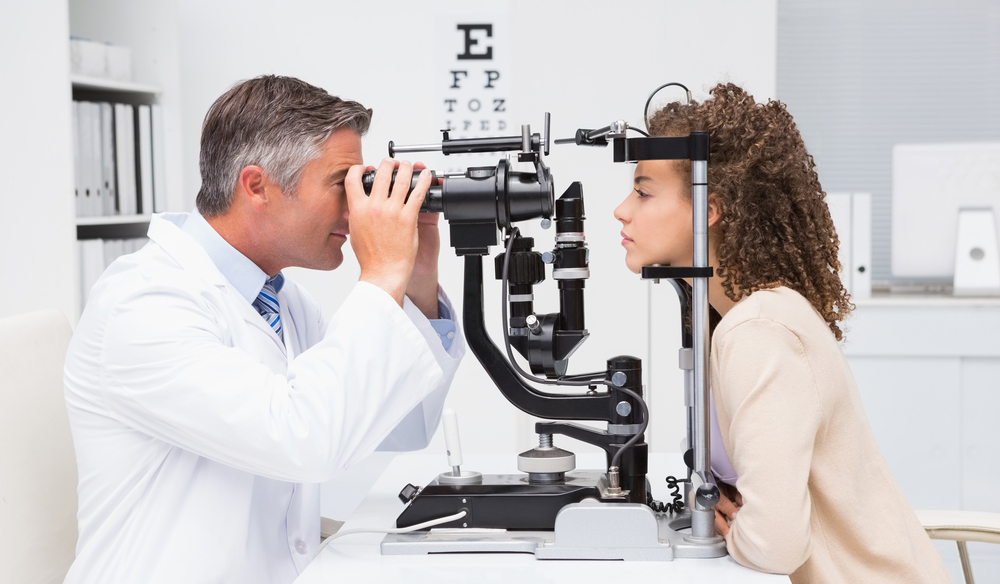Ein Optiker bei der Untersuchung der Augen